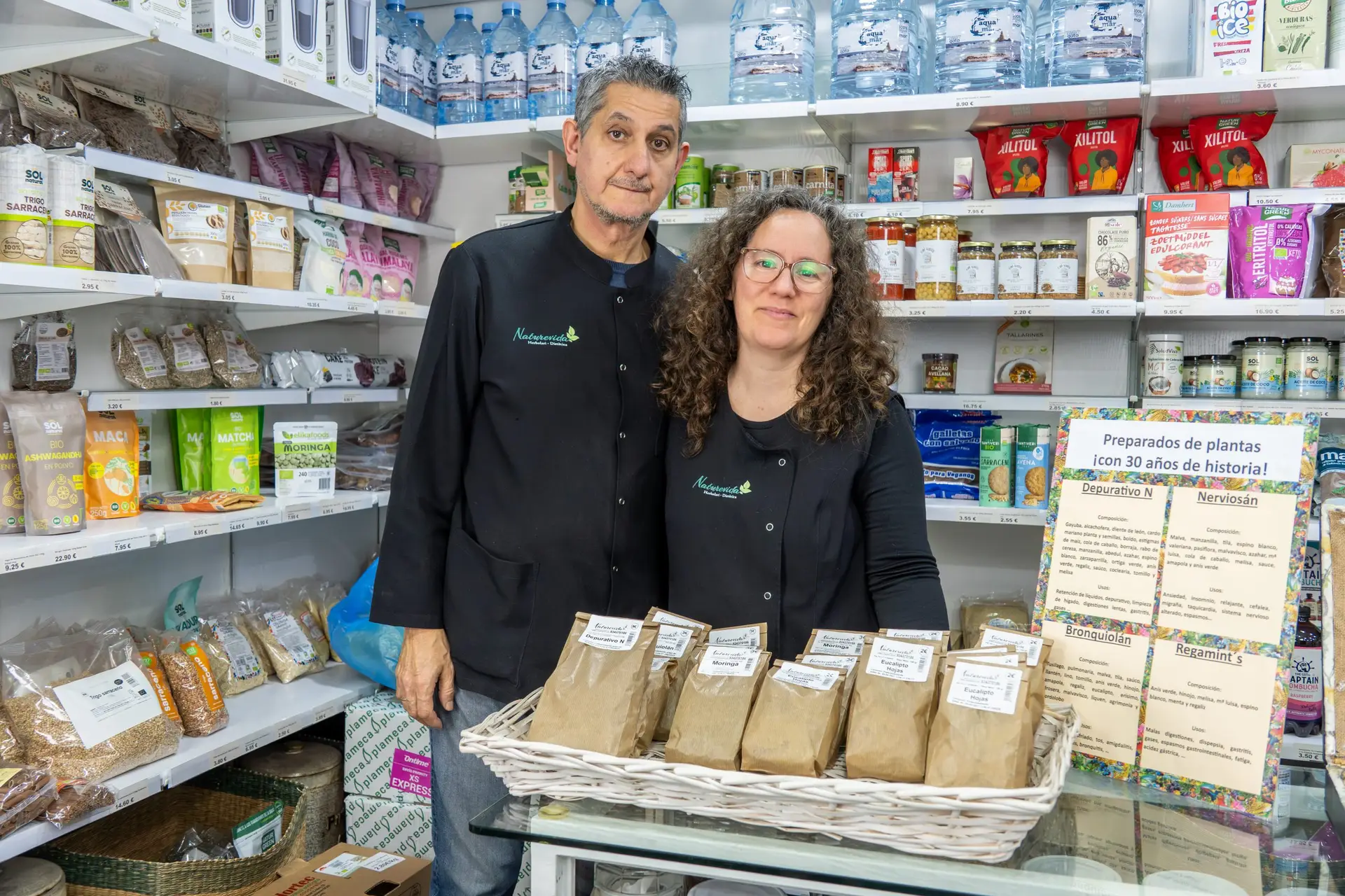 Erika y Antonio en la tienda Naturevida